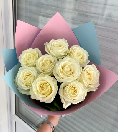 9 роз "Аваланж" (Крым) в упаковке